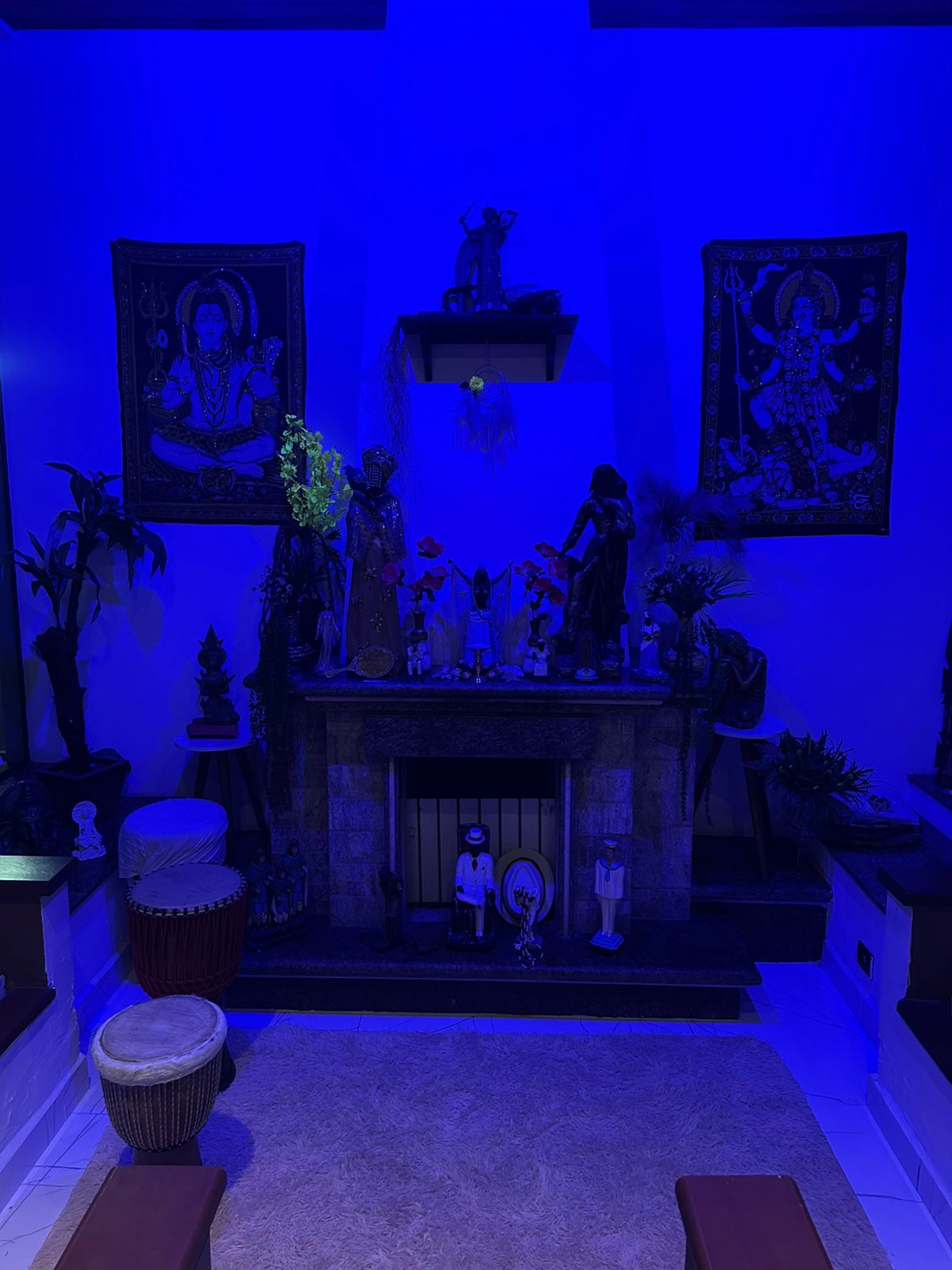 Sala de ritual com altar sob luz azul