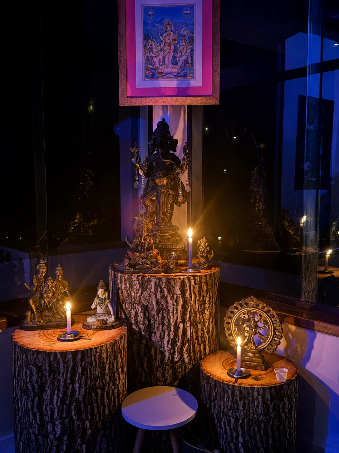 Altar sagrado da casa, iluminado por velas