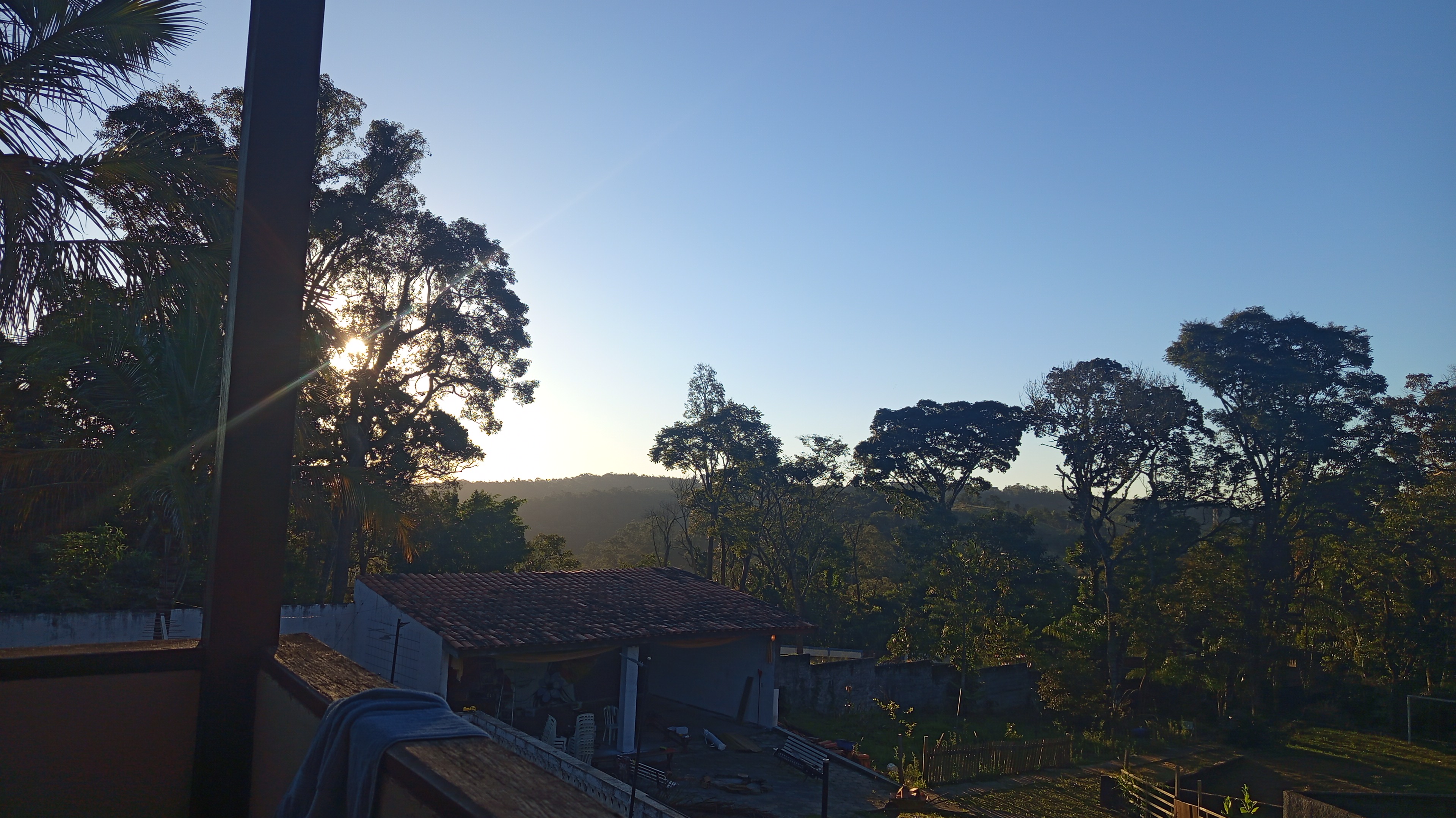 Amanhecer na chácara da Casa da Potira