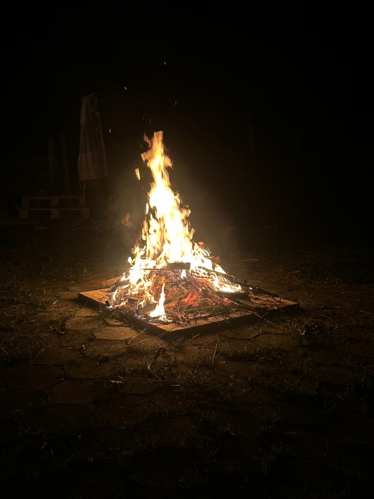 Chamas da fogueira ritual em close