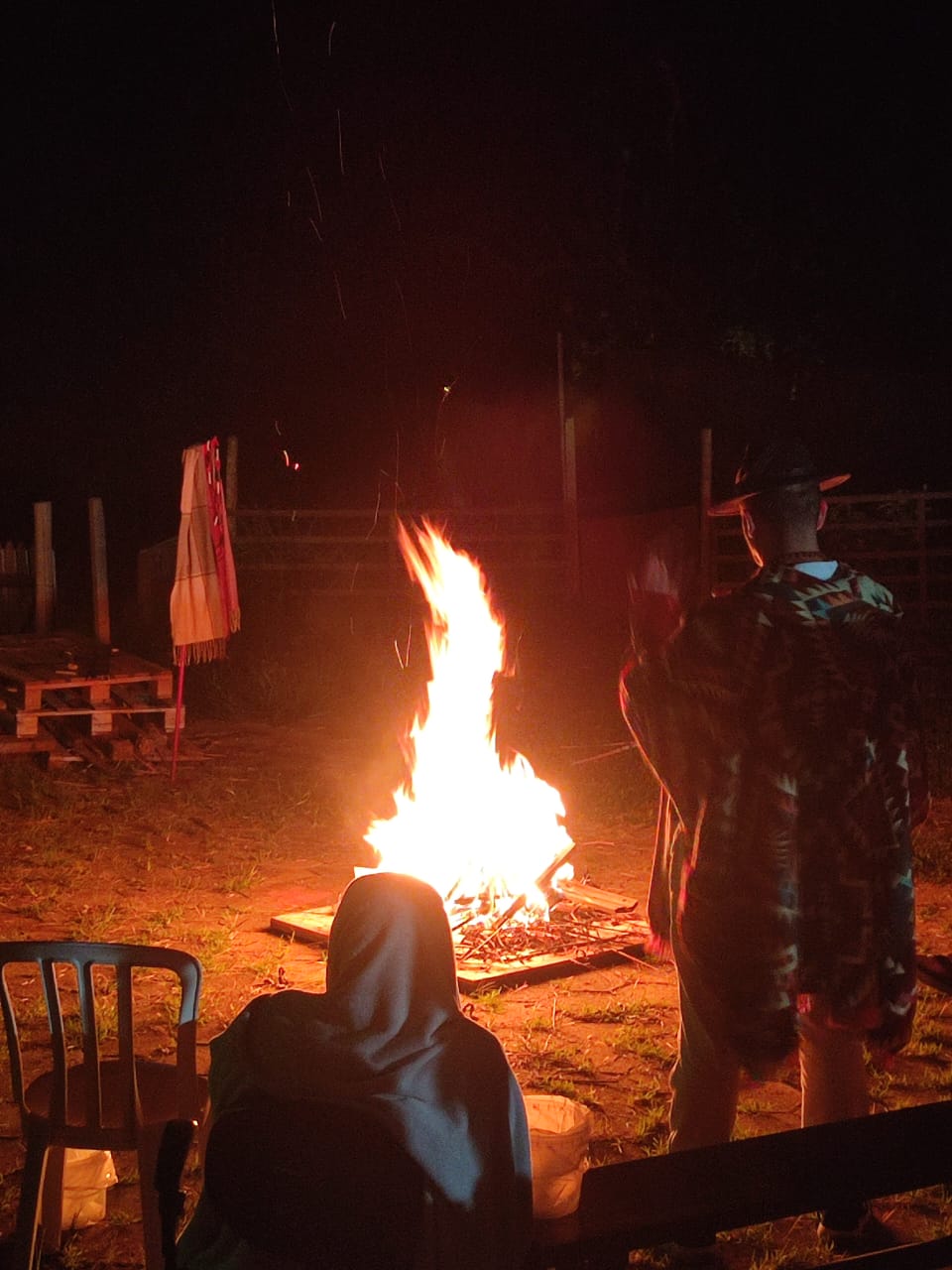 Fogueira ritual à noite na chácara