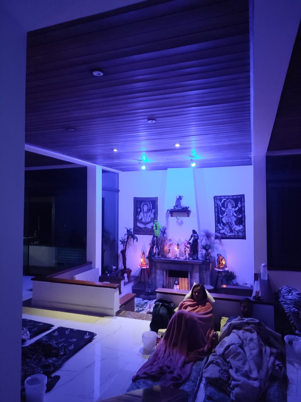 Sala de ritual iluminada, com participantes